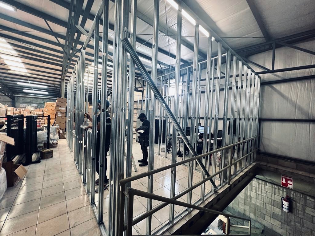 Estructura de proyecto en el interior de una tienda comercial