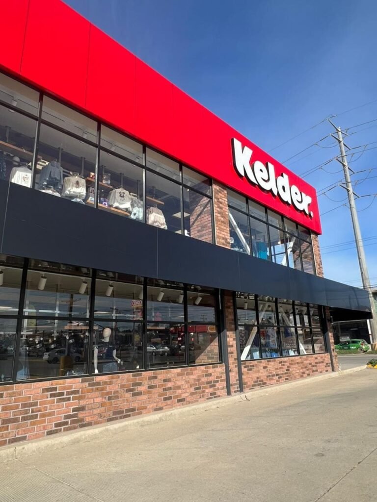 Fachada de tienda de ropa de dos niveles de la marca Kelder Zertuche Ensenada, ambos niveles tienen amplios ventanales de vidrio templado.