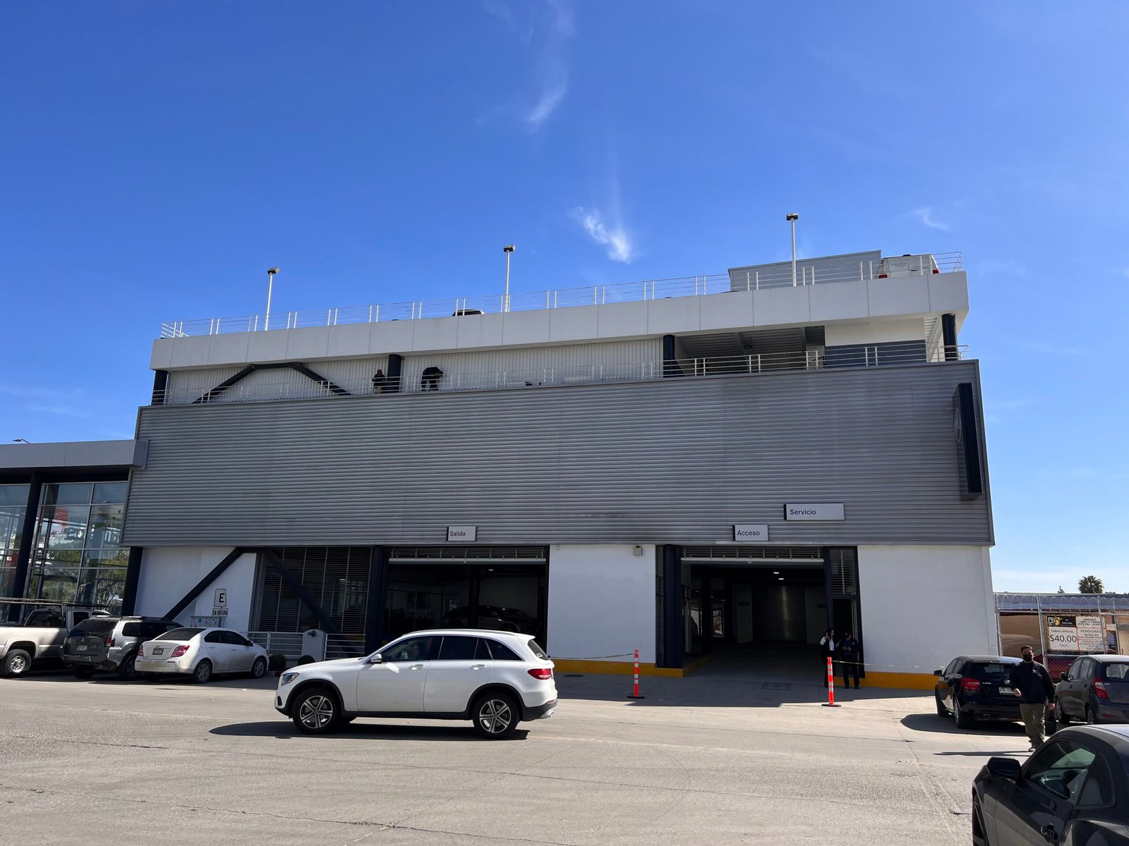 Fachada exterior de edificio de dos pisos en Mercedes Benz tijuana