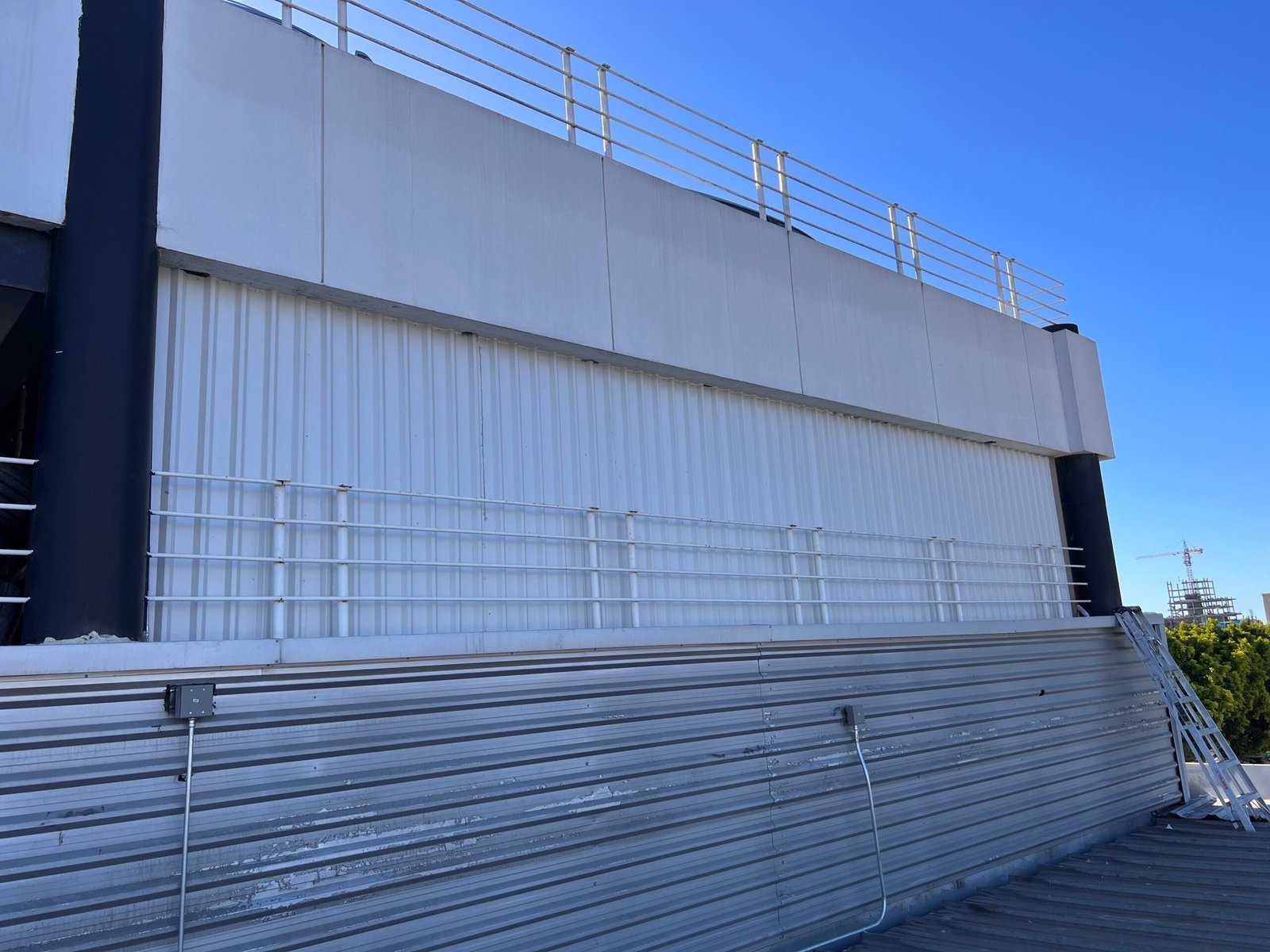 Fachada exterior de proyecto comercial Mercedes Benz en Tijuana